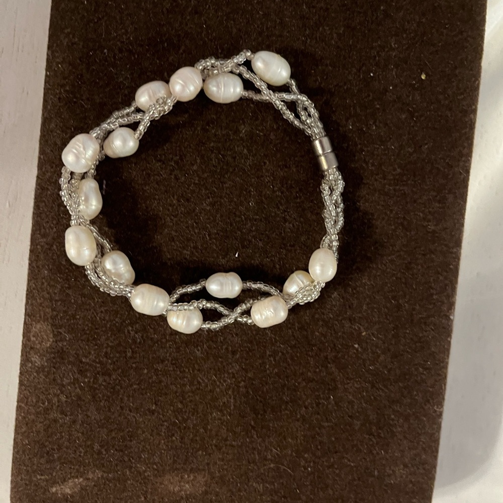 Magnetic closure pearl bracelet